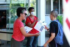 Ato de Panfletagem na entrada da Faculdade de Educao
